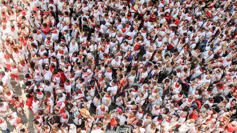 Foule de personne en blanc et rouge